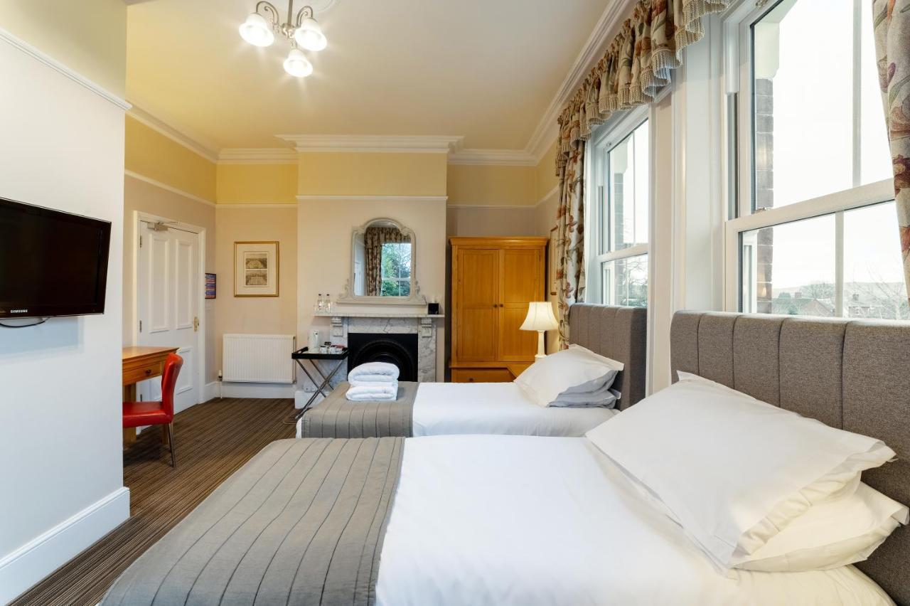 Charades Guest House Херефорд Экстерьер фото