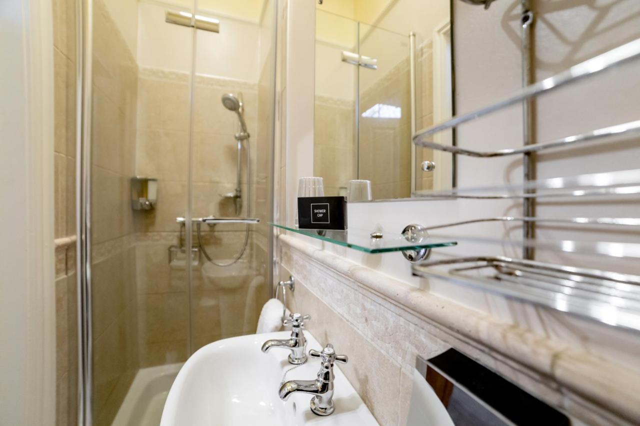 Charades Guest House Херефорд Экстерьер фото
