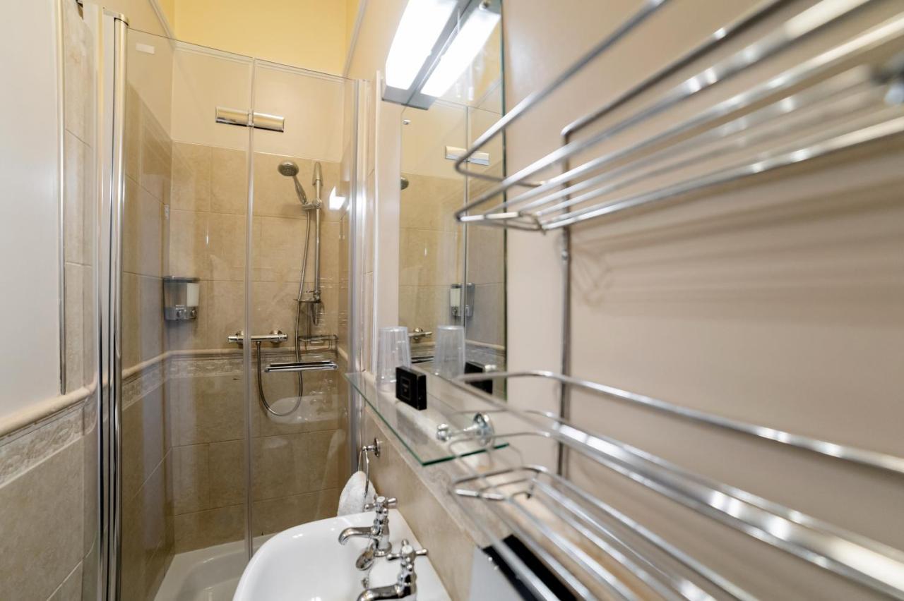 Charades Guest House Херефорд Экстерьер фото