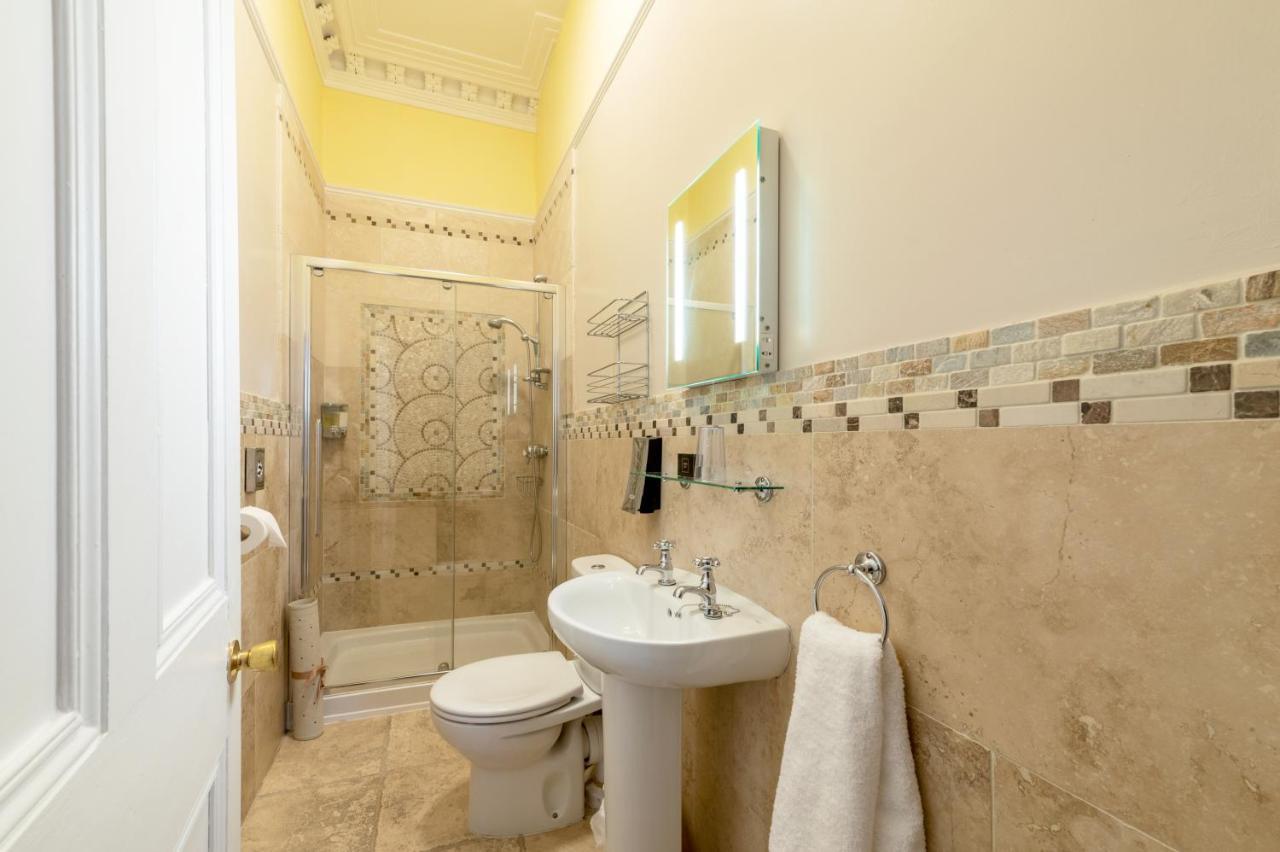Charades Guest House Херефорд Экстерьер фото
