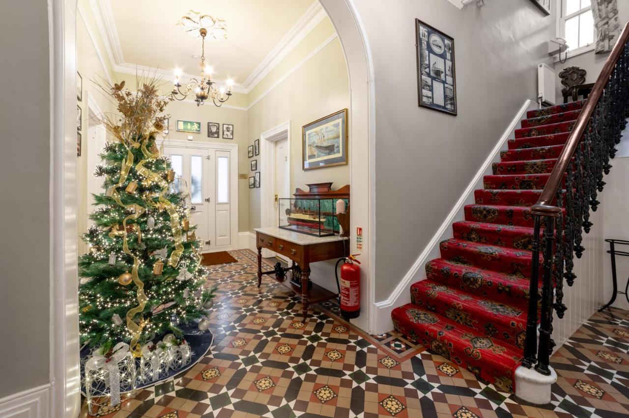 Charades Guest House Херефорд Экстерьер фото
