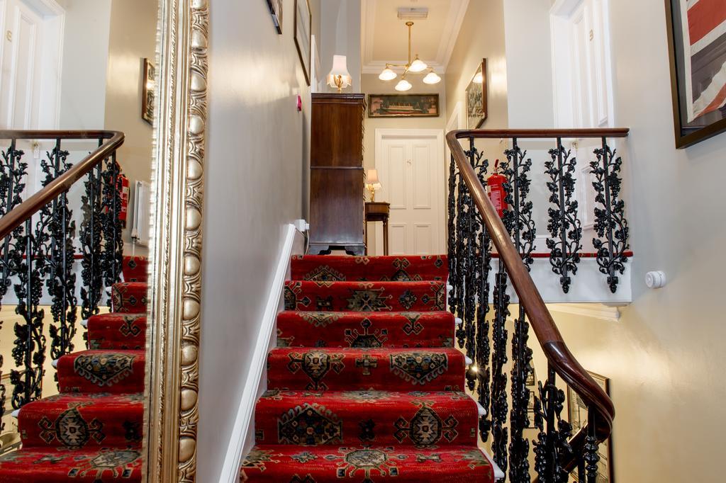 Charades Guest House Херефорд Экстерьер фото