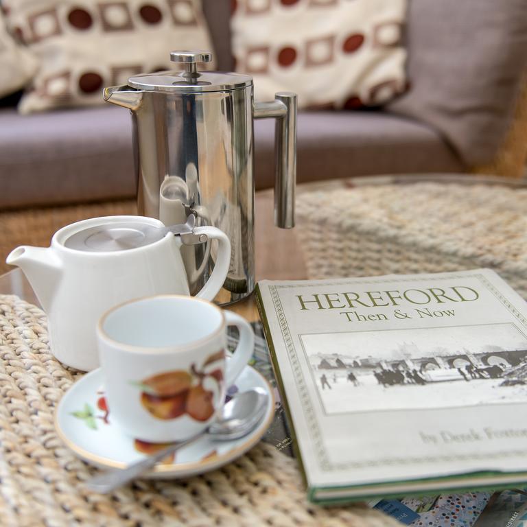 Charades Guest House Херефорд Экстерьер фото