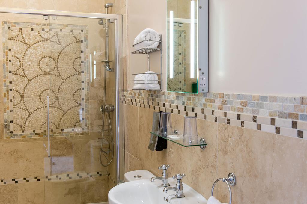 Charades Guest House Херефорд Экстерьер фото